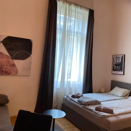 Stylish By The Vigszinhaz Theater * Budapeszt