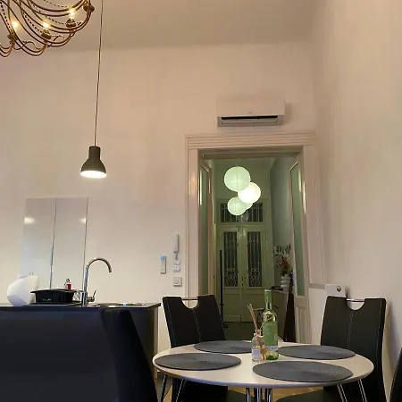 Stylish By The Vigszinhaz Theater Appartamento Budapest